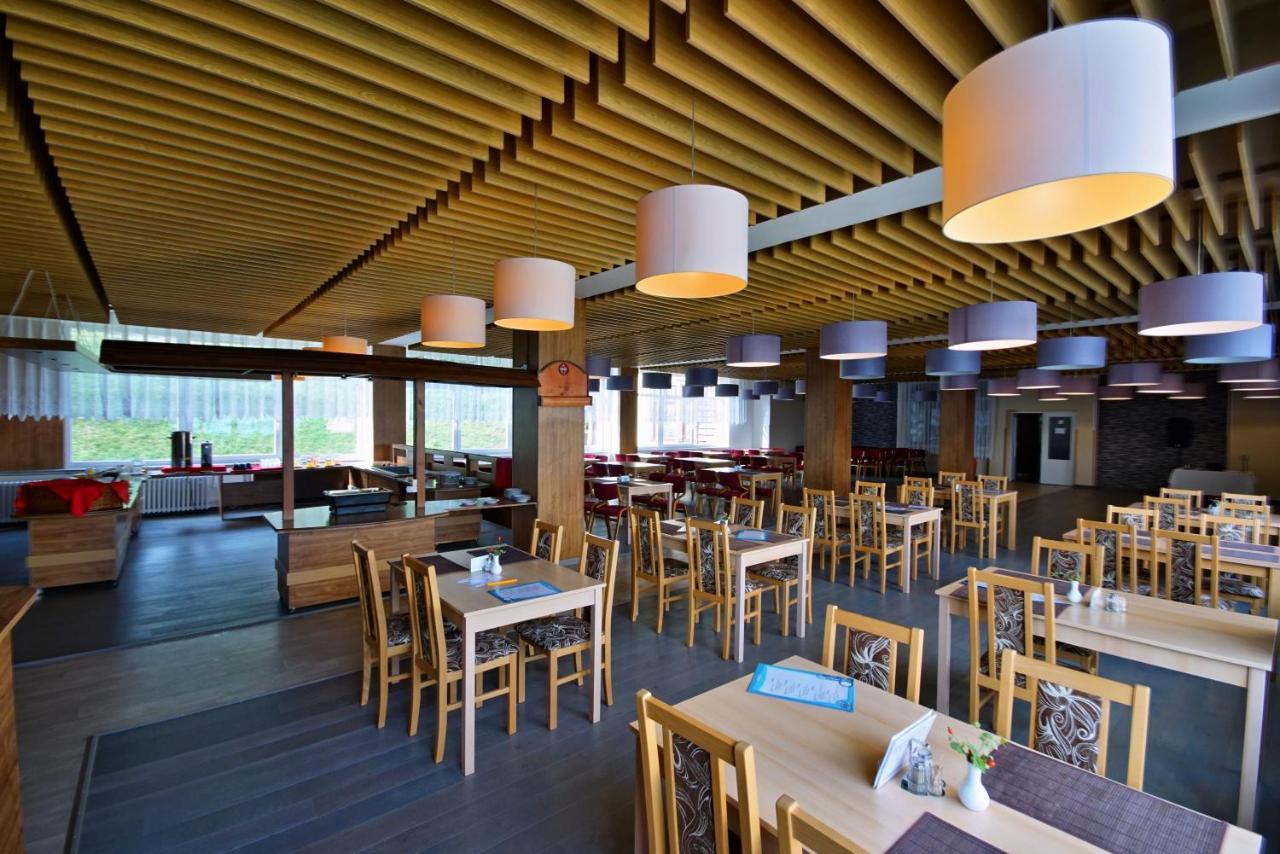 Horsky Hotel Jelenovska S Bazenem V Cene Valasske Klobouky Exterior photo