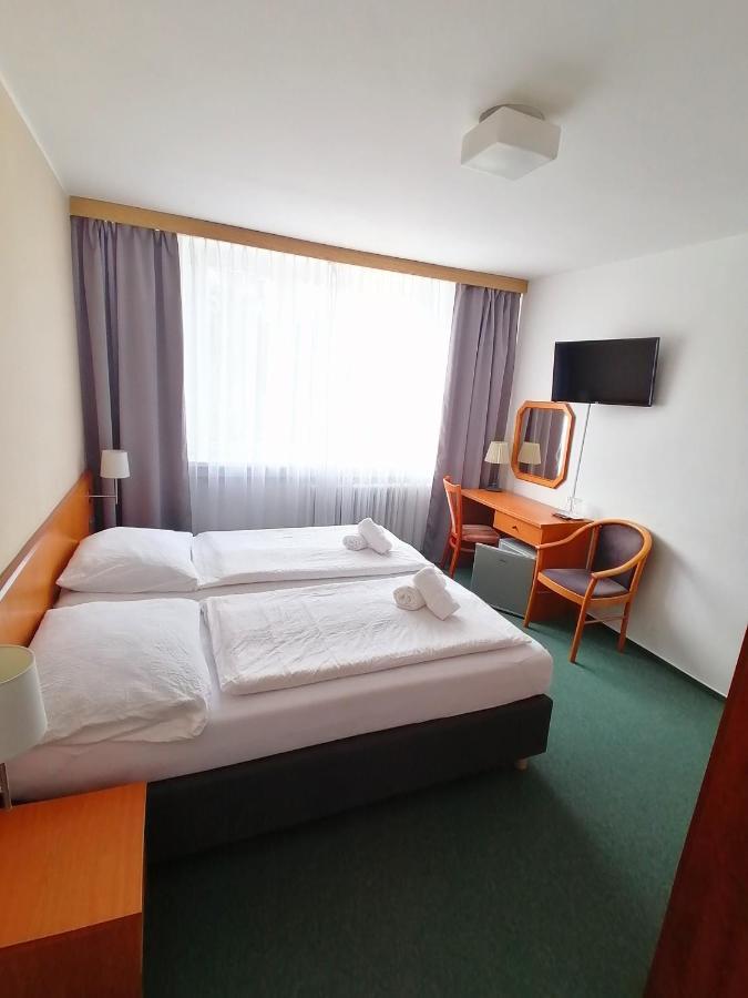 Horsky Hotel Jelenovska S Bazenem V Cene Valasske Klobouky Exterior photo