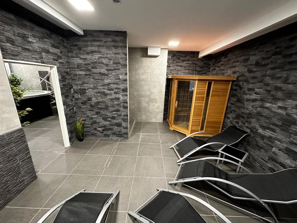 Horsky Hotel Jelenovska S Bazenem V Cene Valasske Klobouky Exterior photo