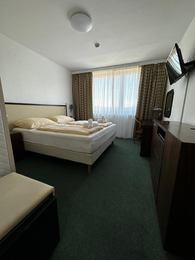 Horsky Hotel Jelenovska S Bazenem V Cene Valasske Klobouky Exterior photo