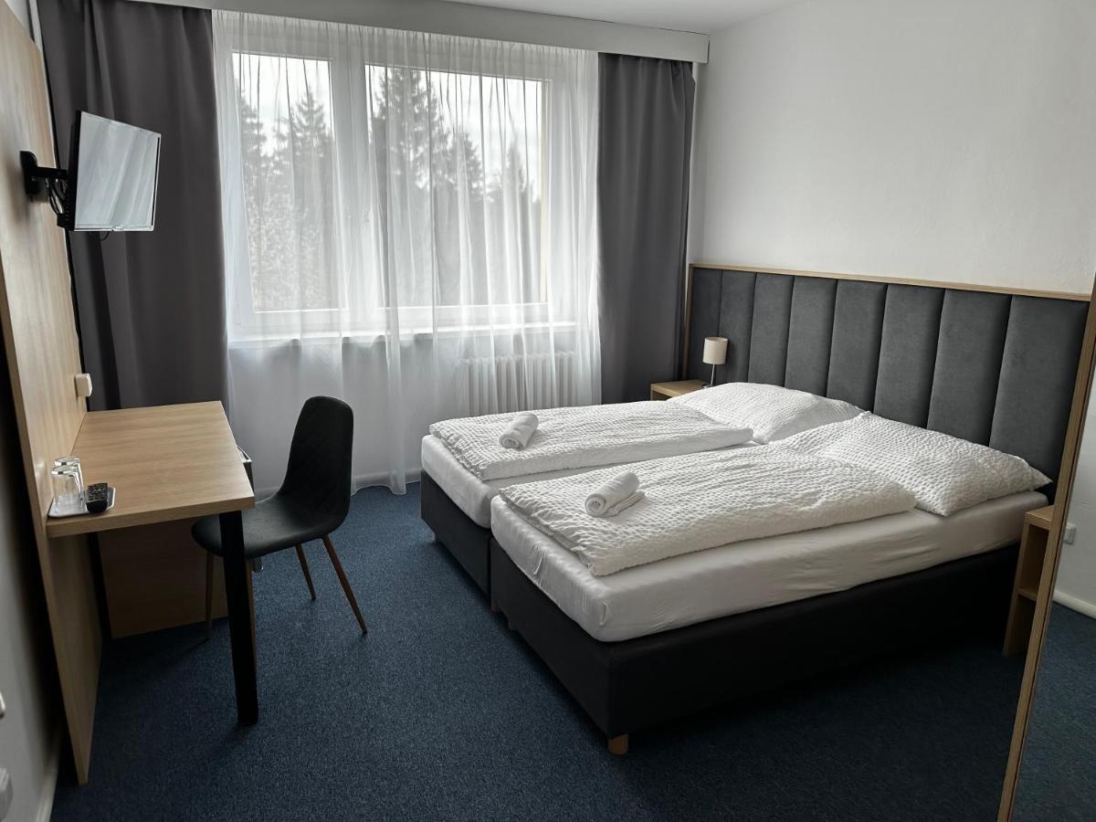 Horsky Hotel Jelenovska S Bazenem V Cene Valasske Klobouky Exterior photo