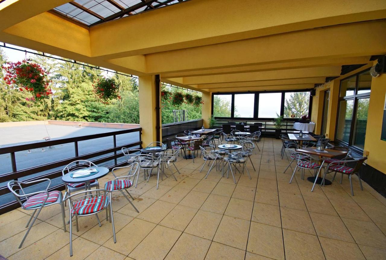 Horsky Hotel Jelenovska S Bazenem V Cene Valasske Klobouky Exterior photo