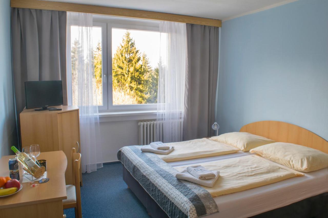 Horsky Hotel Jelenovska S Bazenem V Cene Valasske Klobouky Exterior photo